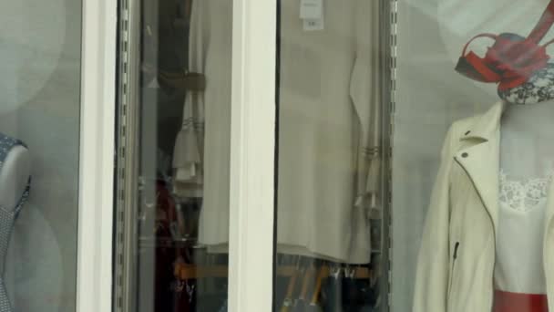 快乐的黑发在高质量格式的购物商场 — 图库视频影像