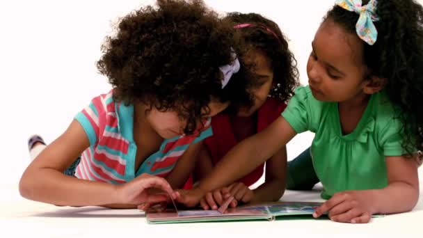 Glückliche Kinder Beim Lesen Eines Pop Buches Vor Weißem Hintergrund — Stockvideo