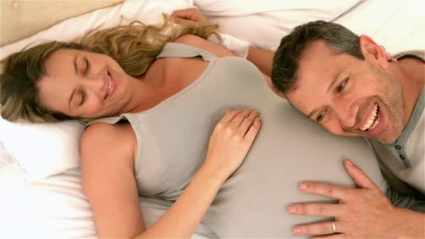 Hombre Con Cabeza Las Esposas Embarazadas Vientre Dormitorio — Vídeos de Stock