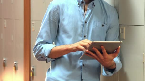 Gülümseyen Öğrenci Onun Tablet Dolapların Kullanma — Stok video