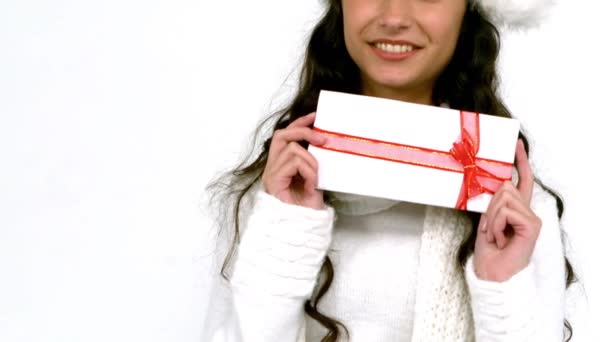 Святкова Брюнетка Тримає Подарунок Білому Тлі Повільному Русі — стокове відео