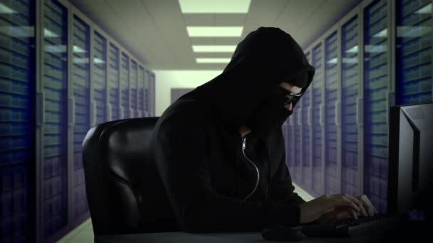 Композитное Видео Хакера Помощью Ноутбука Сервером Заднем Плане — стоковое видео