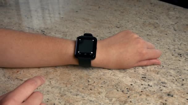 Visão Geral Das Mãos Usando Smartwatching — Vídeo de Stock