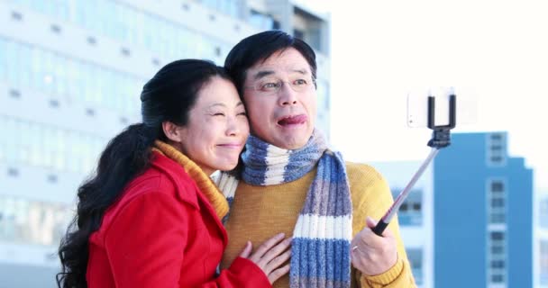 Volwassen Aziatische Paar Nemen Een Selfie Buitenlucht — Stockvideo