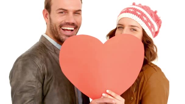Casal Jovem Cobrindo Seu Rosto Com Coração Travesseiro Contra Fundo — Vídeo de Stock