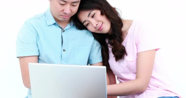 Smilende Asiatisk Par Ved Hjælp Bærbar Computer Sammen Hvid Skærm – Stock-video