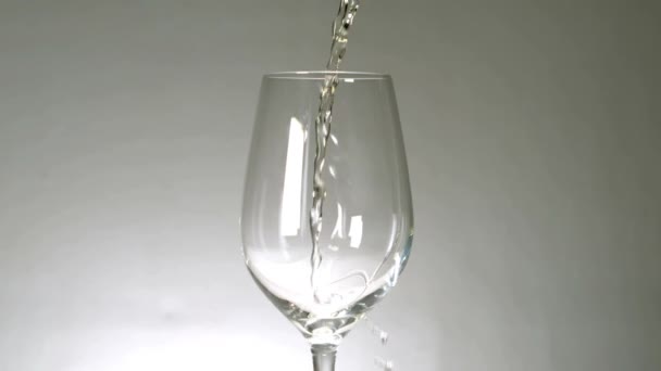 Witte Wijn Gieten Wijnglas Slow Motion — Stockvideo