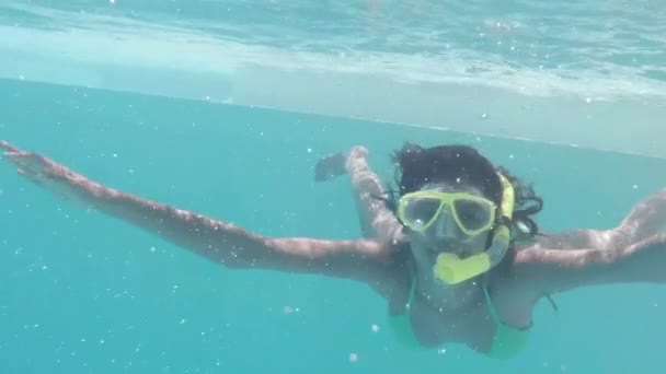 Bonita Morena Buceando Piscina Usando Snorkel Sus Vacaciones — Vídeo de stock