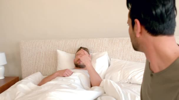 Unbelächeltes Homosexuelles Paar Streitet Bett — Stockvideo