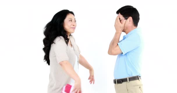 Asiática Mujer Dando Regalo Marido Blanco Pantalla — Vídeo de stock