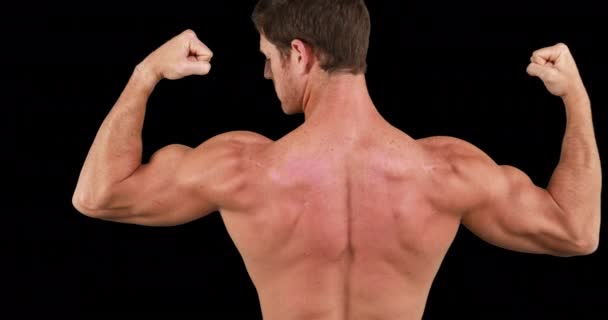 Omul Musculos Flexându Mușchii Fundal Negru — Videoclip de stoc