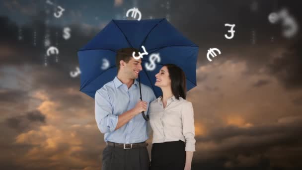 Kompositbild Von Geschäftsfrau Und Geschäftsfrau Mit Regenschirm Vor Grauem Hintergrund — Stockvideo