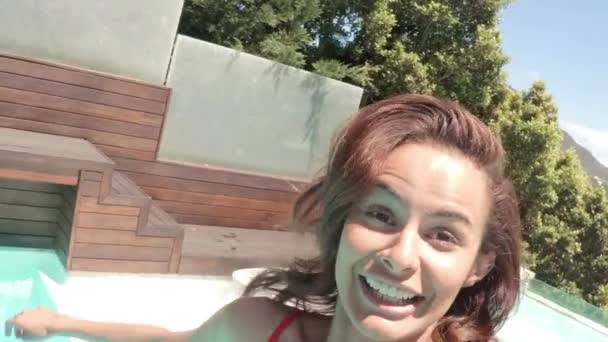 Счастливая Женщина Прыгает Бассейн Замедленной Съемке — стоковое видео