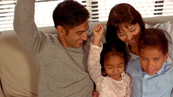 Χαμογελώντας Ισπανόφωνος Οικογένεια Παρουσιάζονται Χέρια Τους Στο Σπίτι — Αρχείο Βίντεο