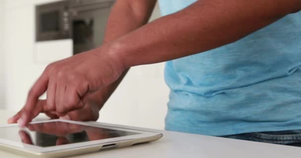 Boldog Hétköznapi Ember Használ Digitális Tabletta Konyhában — Stock videók