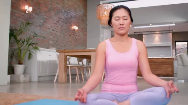 Wanita Muda Yang Menarik Melakukan Yoga Ruang Tamu — Stok Video