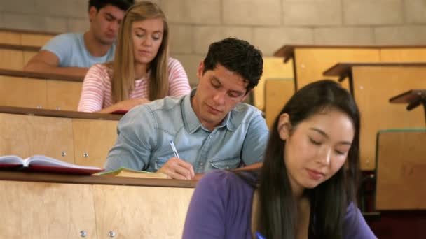 Geconcentreerde Studenten Tijdens Les Aan Universiteit — Stockvideo