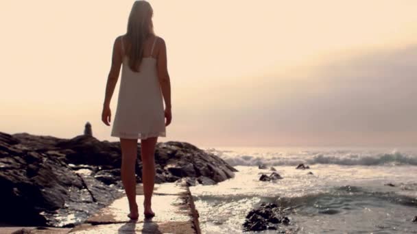 Frumusica Blonda Femeie Brațele Întinse Plajă — Videoclip de stoc