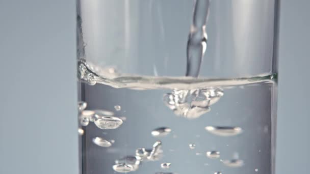 Nahaufnahme Von Wasser Das Ein Glas Fällt — Stockvideo