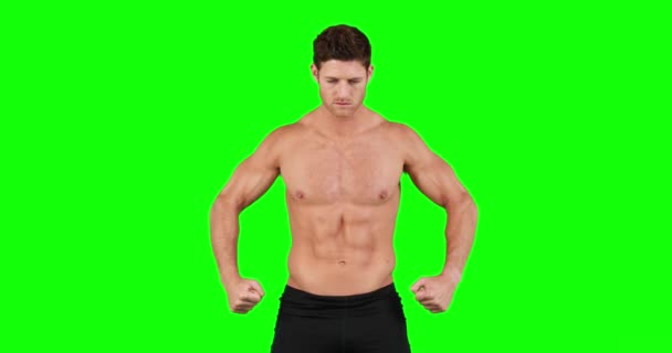 Uomo Muscolare Flettendo Muscoli Sfondo Verde — Video Stock