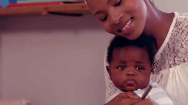 Mulher Com Bebê Escrevendo Caderno Casa — Vídeo de Stock