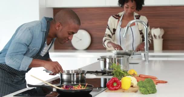 Ευτυχισμένο Νεαρό Ζευγάρι Που Μαγειρεύουν Μαζί Στην Κουζίνα — Αρχείο Βίντεο
