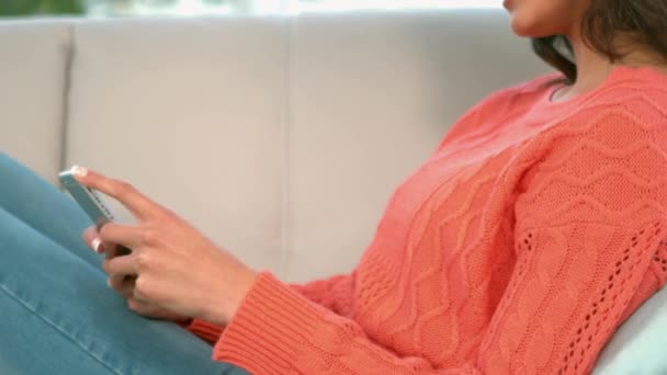 Vrouw Met Behulp Van Haar Telefoon Sofa Thuis Slow Motion — Stockvideo