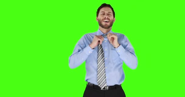 Geschäftsmann Lockert Seine Krawatte Auf Grünem Bildschirm — Stockvideo