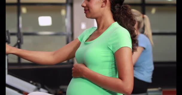 Беременная Женщина Работает Тренажерном Зале Формате Высокого Качества — стоковое видео