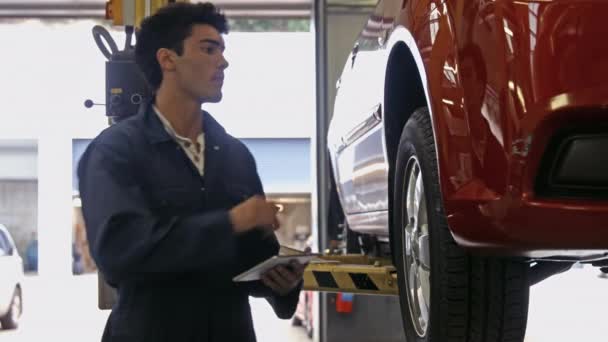英俊的机械师检修一辆车的侧面图 — 图库视频影像