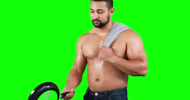 Smiling Muscular Man Holding Pan Green Background — Stock Video