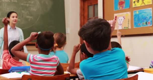 Школярі Піднімають Руки Під Час Занять Форматі — стокове відео
