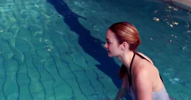 Fit Vrouw Fietsen Het Zwembad Hoge Kwaliteit Formaat — Stockvideo