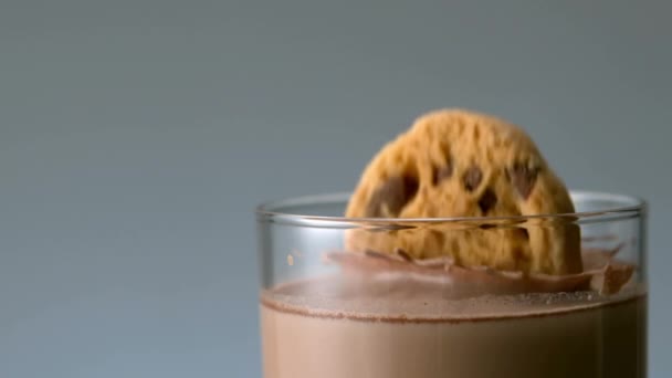 Biscotto Che Cade Nel Bicchiere Latte Cioccolato Rallentatore — Video Stock