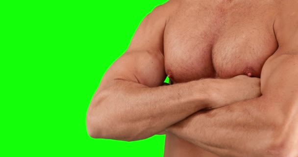 双臂交叉在绿色背景下的肌肉男 — 图库视频影像