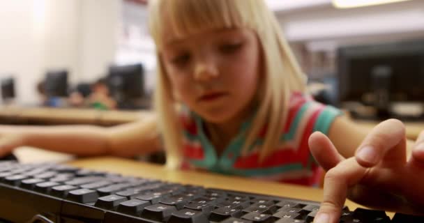 Netter Schüler Computerkurs Der Grundschule — Stockvideo