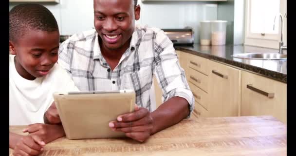 Ayah Menggunakan Tablet Bersama Anaknya Dapur — Stok Video