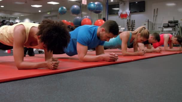 Mensen Plank Positie Sportschool Passen Ultra Formaat — Stockvideo