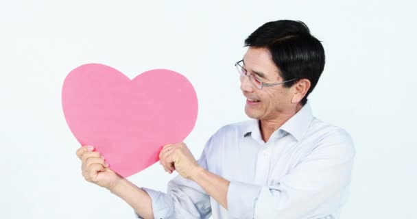 Sourire Homme Asiatique Tenant Coeur Rose Sur Écran Blanc — Video