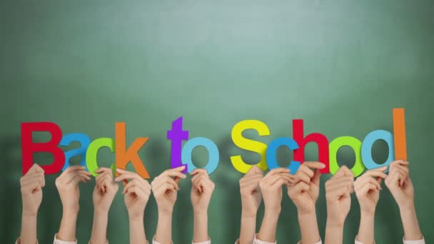 Kezét Feltartotta Vissza Iskolába Ellen Chalkboard — Stock videók