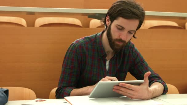 Estudante Usando Seu Tablet Aula — Vídeo de Stock