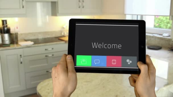 Mans Mains Utilisant Tablette Dans Cuisine — Video