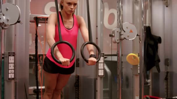 Yüksek Kaliteli Biçiminde Spor Salonunda Jimnastik Yüzük Kullanan Kadın — Stok video