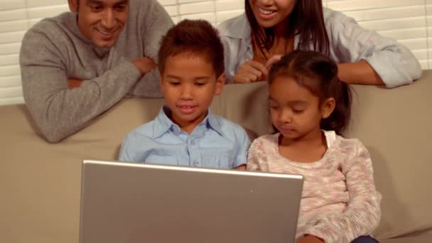 Χαμογελώντας Ισπανόφωνος Οικογένεια Έναν Υπολογιστή Στο Σπίτι — Αρχείο Βίντεο