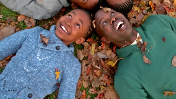 楽しい幸せな家族一緒に地面に横たわって — ストック動画