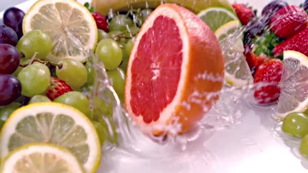 Zblízka Pohled Polovinu Grapefruitu Pádu Vody — Stock video
