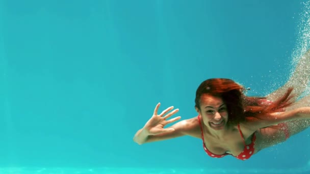 スローモーションで水中を泳いで笑顔の女性 — ストック動画
