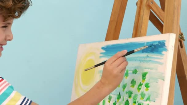 Sonriente Niño Pintando Cuadro Cámara Lenta — Vídeo de stock