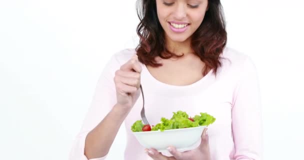 Çok Gülümseyen Kadın Beyaz Bir Arka Plana Dayanır Salata Yemek — Stok video