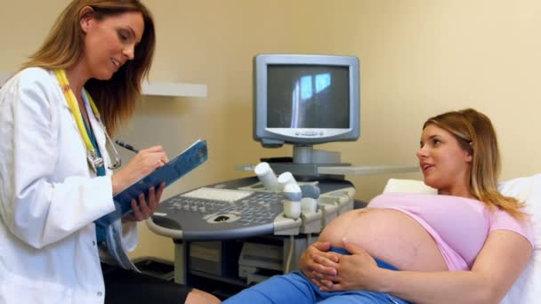 Doktor Přijímání Poznámky Těhotné Pacienta Před Ultrazvukem — Stock video